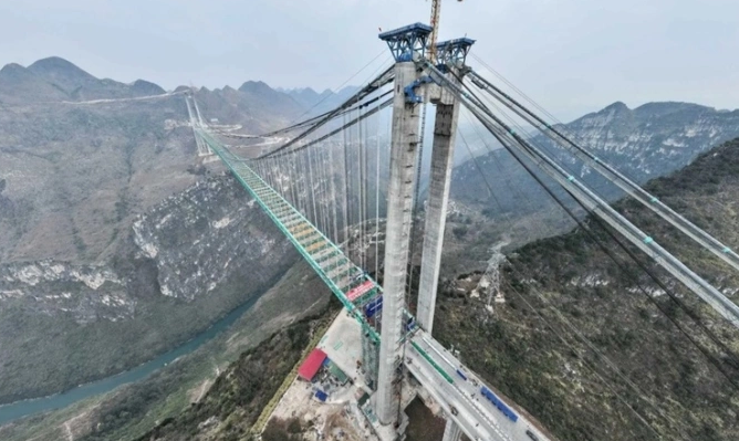 Chỉ 1 tháng nữa, sẽ hoàn thành cây cầu cao nhất thế giới: Cao gấp đôi, nặng gấp 3 tháp Eiffel, rút ngắn thời gian qua núi từ 1 giờ còn vài phút- Ảnh 1. Chỉ 1 tháng nữa, sẽ hoàn thành cây cầu cao nhất thế giới: Cao gấp đôi, nặng gấp 3 tháp Eiffel, rút ngắn thời gian qua núi từ 1 giờ còn vài phút- Ảnh 1.