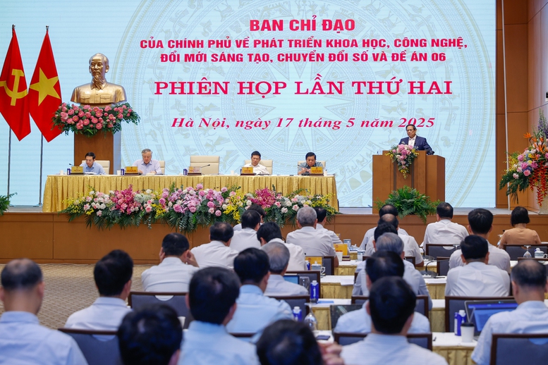 Thủ tướng: Cương quyết cắt bỏ các thủ tục rườm rà, gây phiền hà cho người dân và doanh nghiệp- Ảnh 2. Thủ tướng: Cương quyết cắt bỏ các thủ tục rườm rà, gây phiền hà cho người dân và doanh nghiệp- Ảnh 2.