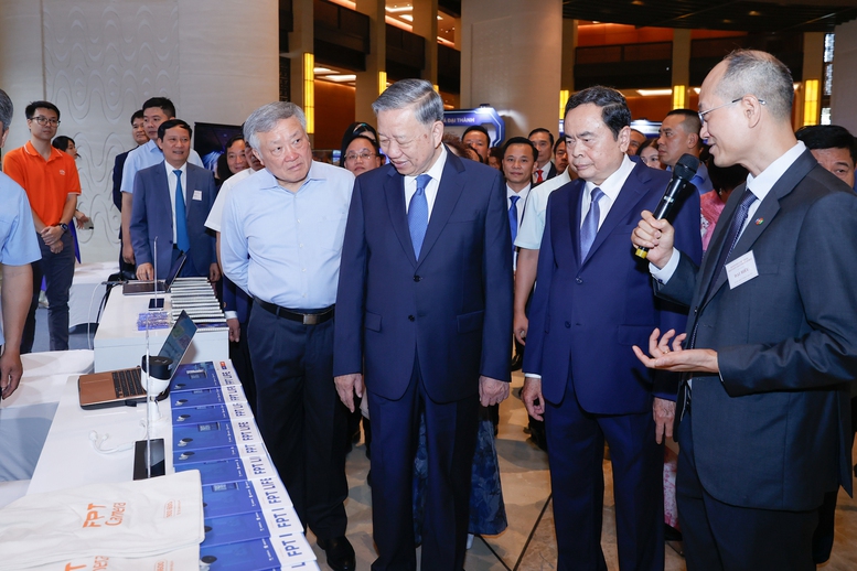 Thủ tướng: Thương trường là chiến trường, cần tạo động lực, truyền cảm hứng cho doanh nhân và phát động toàn dân thi đua làm giàu- Ảnh 8. Thủ tướng: Thương trường là chiến trường, cần tạo động lực, truyền cảm hứng cho doanh nhân và phát động toàn dân thi đua làm giàu- Ảnh 8.