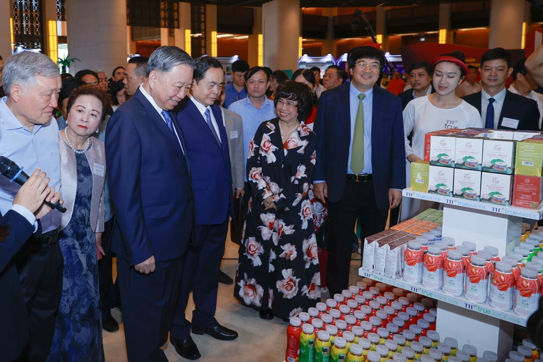 Thủ tướng: Thương trường là chiến trường, cần tạo động lực, truyền cảm hứng cho doanh nhân và phát động toàn dân thi đua làm giàu- Ảnh 9. Thủ tướng: Thương trường là chiến trường, cần tạo động lực, truyền cảm hứng cho doanh nhân và phát động toàn dân thi đua làm giàu- Ảnh 9.