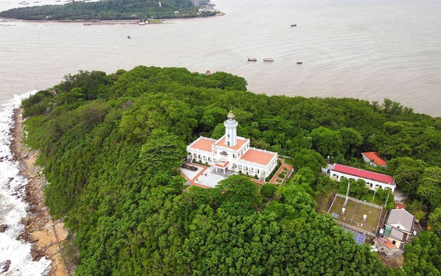 Hòn đảo 'tí hon' giữa vùng biển miền Bắc: Sở hữu một trong 5 ngọn hải đăng cổ nhất Việt Nam, chỉ rộng hơn 10km2 nhưng có cả rừng cổ thụ nguyên sinh- Ảnh 2. Hòn đảo 'tí hon' giữa vùng biển miền Bắc: Sở hữu một trong 5 ngọn hải đăng cổ nhất Việt Nam, chỉ rộng hơn 10km2 nhưng có cả rừng cổ thụ nguyên sinh- Ảnh 2.