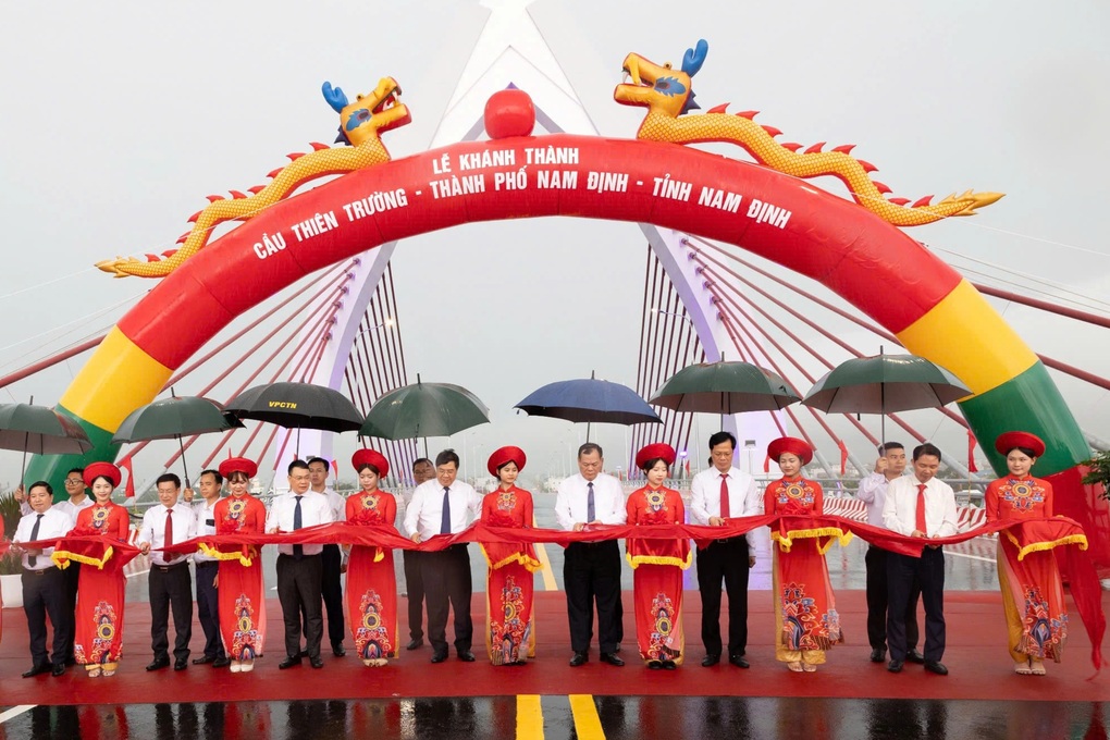 Khánh thành cầu Thiên Trường, biểu tượng mới của TP Nam Định- Ảnh 1. Khánh thành cầu Thiên Trường, biểu tượng mới của TP Nam Định- Ảnh 1.