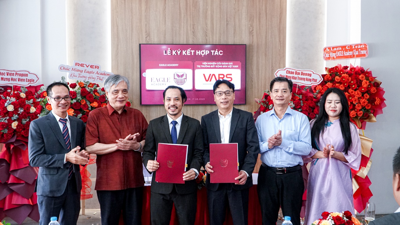 Eagle Academy hợp tác toàn diện với VARS: Chuẩn hoá chất lượng nhân sự bất động sản thời kì mới- Ảnh 1. C:\Users\HP\Downloads\06. Ký kết VARS.jpg