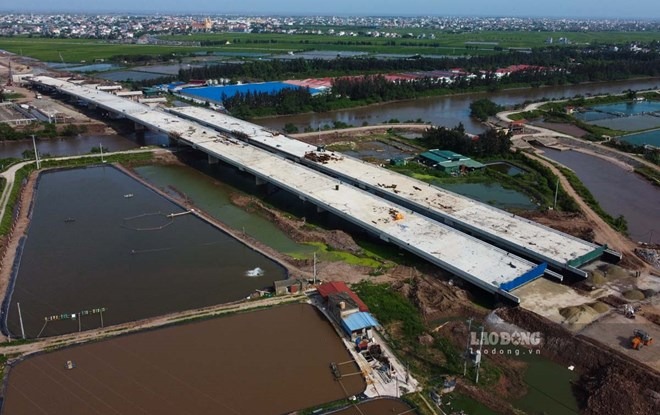Dự kiến 1 tháng nữa, cầu vượt sông rút ngắn kết nối TP. Nam Định - các xã huyện Giao Thuỷ sẽ hoàn thành- Ảnh 2. Dự kiến 1 tháng nữa, cầu vượt sông rút ngắn kết nối TP. Nam Định - các xã huyện Giao Thuỷ sẽ hoàn thành- Ảnh 2.