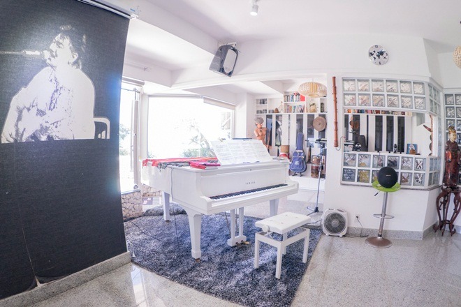 Vị nhạc sĩ được mệnh danh là ‘gã du ca’ sinh sống trong biệt thự view biển: Không gian sống yên bình, đậm tình yêu âm nhạc- Ảnh 4. Vị nhạc sĩ được mệnh danh là ‘gã du ca’ sinh sống trong biệt thự view biển: Không gian sống yên bình, đậm tình yêu âm nhạc- Ảnh 4.