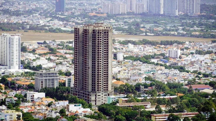 Tòa nhà chọc trời bất động gần thập niên giữa trung tâm TP: Án ngữ giữa khu đất vàng, vẫn chờ được hồi sinh- Ảnh 1. Tòa nhà chọc trời bất động gần thập niên giữa trung tâm TP: Án ngữ giữa khu đất vàng, vẫn chờ được hồi sinh- Ảnh 1.