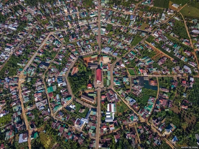 Ngắm nhìn ngôi làng 70 tuổi lấy tên Thủ đô có quy hoạch đặc biệt từ ý tưởng của một cha xứ- Ảnh 1.