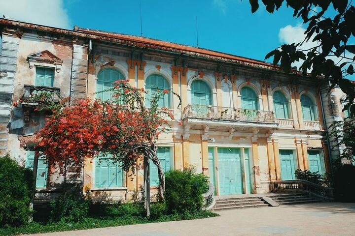 Dinh thự Pháp cổ bỏ hoang hàng trăm năm: Biểu tượng quyền lực một thời đất phương Nam, nay là di sản bị lãng quên giữa lòng phố thị- Ảnh 2. Dinh thự Pháp cổ bỏ hoang hàng trăm năm: Biểu tượng quyền lực một thời đất phương Nam, nay là di sản bị lãng quên giữa lòng phố thị- Ảnh 2.