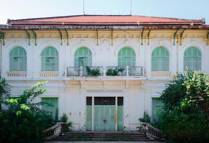 Dinh thự Pháp cổ bỏ hoang hàng trăm năm: Biểu tượng quyền lực một thời đất phương Nam, nay là di sản bị lãng quên giữa lòng phố thị- Ảnh 4. Dinh thự Pháp cổ bỏ hoang hàng trăm năm: Biểu tượng quyền lực một thời đất phương Nam, nay là di sản bị lãng quên giữa lòng phố thị- Ảnh 4.