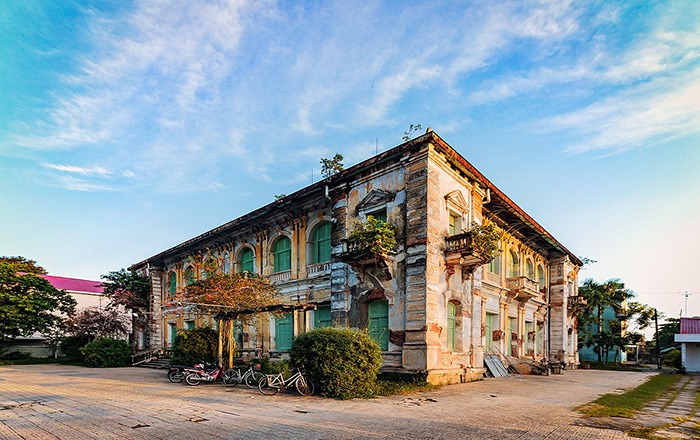 Dinh thự Pháp cổ bỏ hoang hàng trăm năm: Biểu tượng quyền lực một thời đất phương Nam, nay là di sản bị lãng quên giữa lòng phố thị- Ảnh 1. Dinh thự Pháp cổ bỏ hoang hàng trăm năm: Biểu tượng quyền lực một thời đất phương Nam, nay là di sản bị lãng quên giữa lòng phố thị- Ảnh 1.