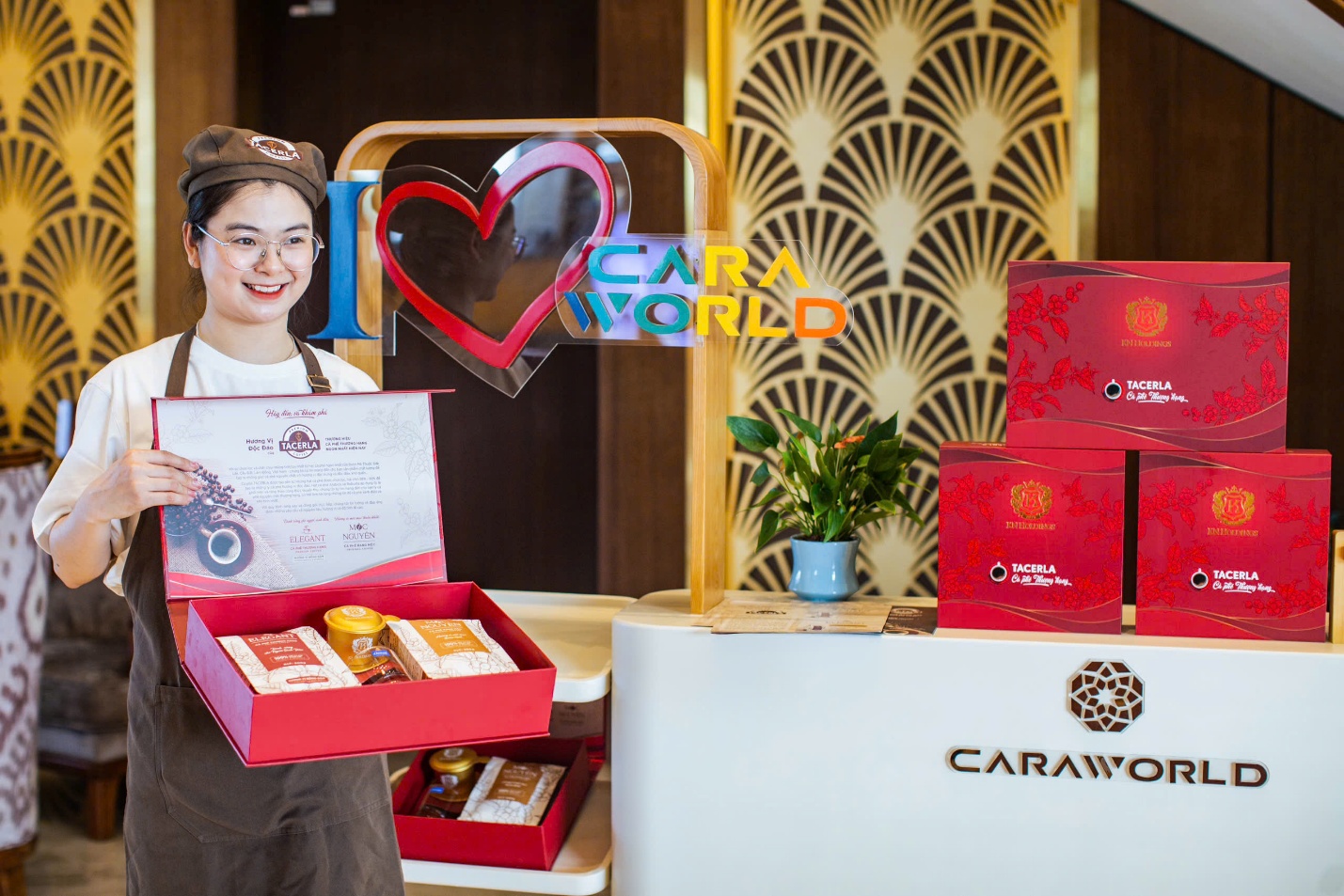 Tacerla ra mắt hộp quà cà phê cao cấp: Tặng phẩm đong đầy cảm xúc, gửi trọn yêu thương- Ảnh 1. A person holding a box of food AI-generated content may be incorrect.