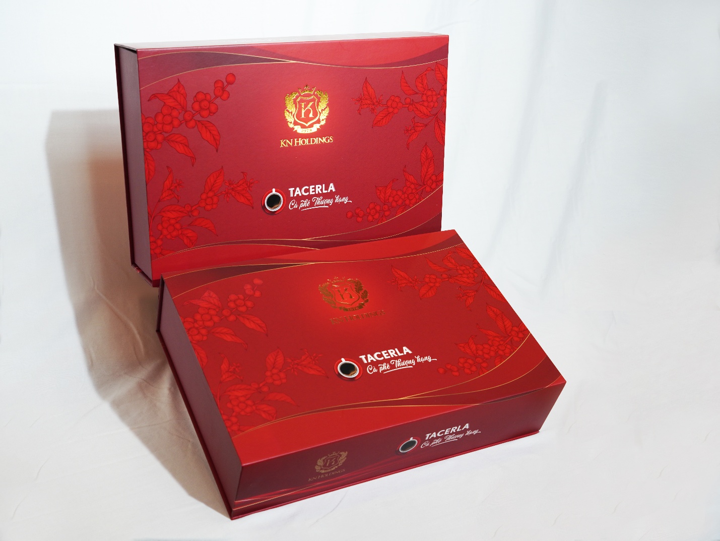 Tacerla ra mắt hộp quà cà phê cao cấp: Tặng phẩm đong đầy cảm xúc, gửi trọn yêu thương- Ảnh 4. A red box with a logo on it AI-generated content may be incorrect.