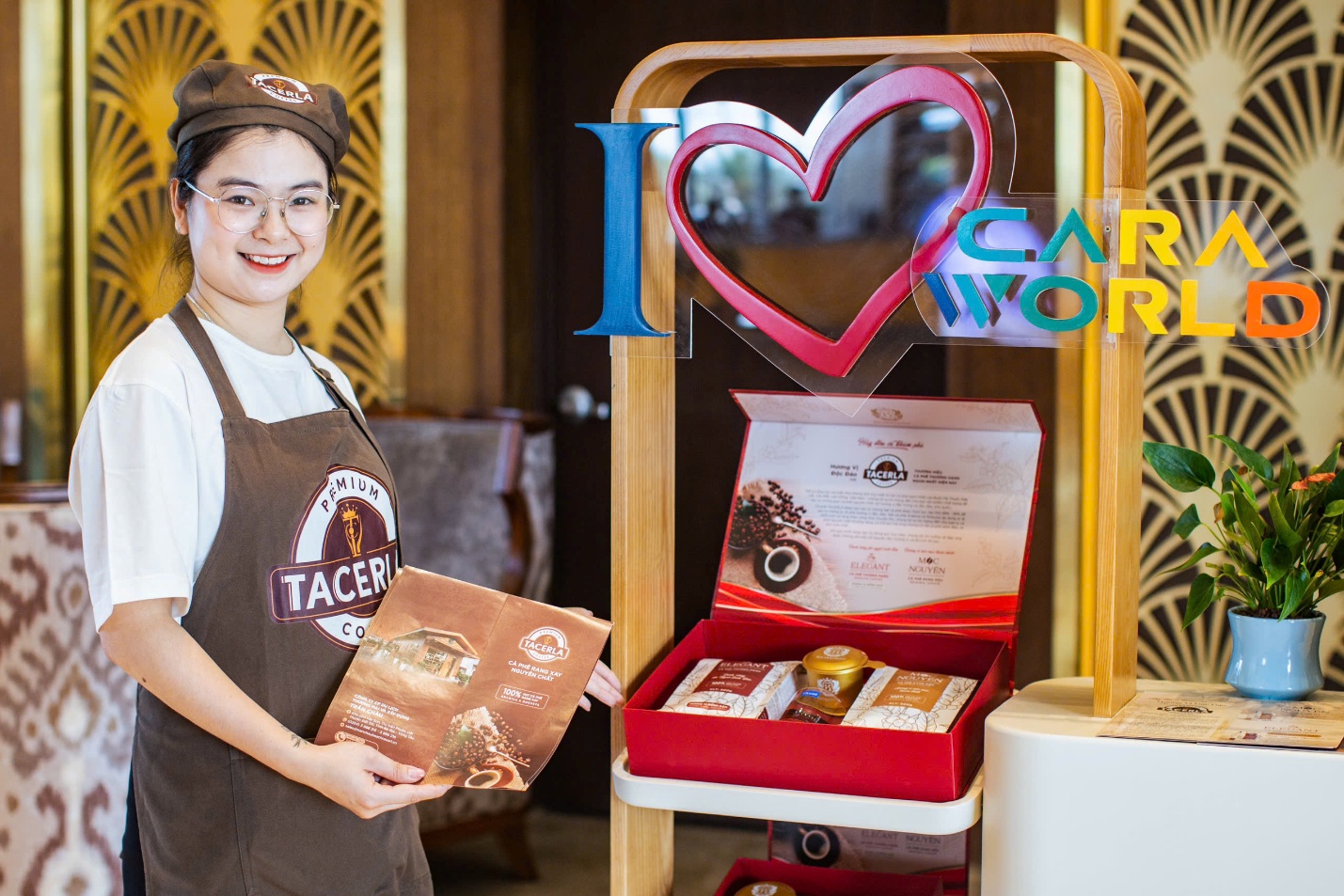 Tacerla ra mắt hộp quà cà phê cao cấp: Tặng phẩm đong đầy cảm xúc, gửi trọn yêu thương- Ảnh 5. A person holding a box of food AI-generated content may be incorrect.