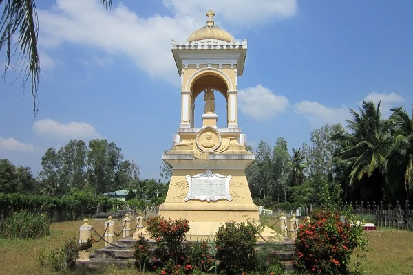 Ngôi mộ chôn đứng tồn tại hơn trăm năm giữa lòng miền Tây mang theo lời trăng trối cao ngạo của tổng đốc nổi tiếng bạo tàn: Kiến trúc lạ kỳ được bao quanh bởi 12 trụ đá- Ảnh 1. Ngôi mộ chôn đứng tồn tại hơn trăm năm giữa lòng miền Tây mang theo lời trăng trối cao ngạo của tổng đốc nổi tiếng bạo tàn: Kiến trúc lạ kỳ được bao quanh bởi 12 trụ đá- Ảnh 1.