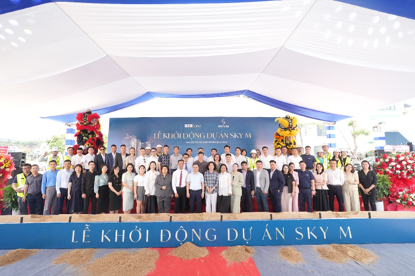 BIM Land khởi động tổ hợp căn hộ phong cách khách sạn SkyM- Ảnh 3. A group of people standing in front of a banner AI-generated content may be incorrect.