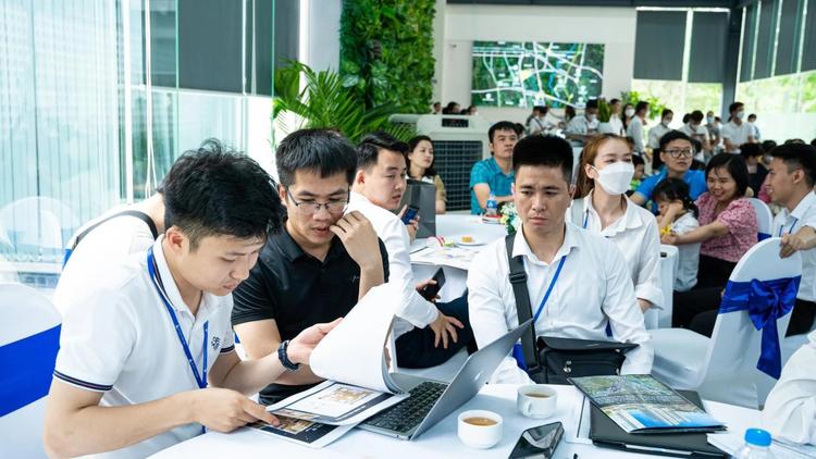 Thị trường bất động sản sôi động, các sàn giao dịch đẩy mạnh tuyển quân- Ảnh 1.