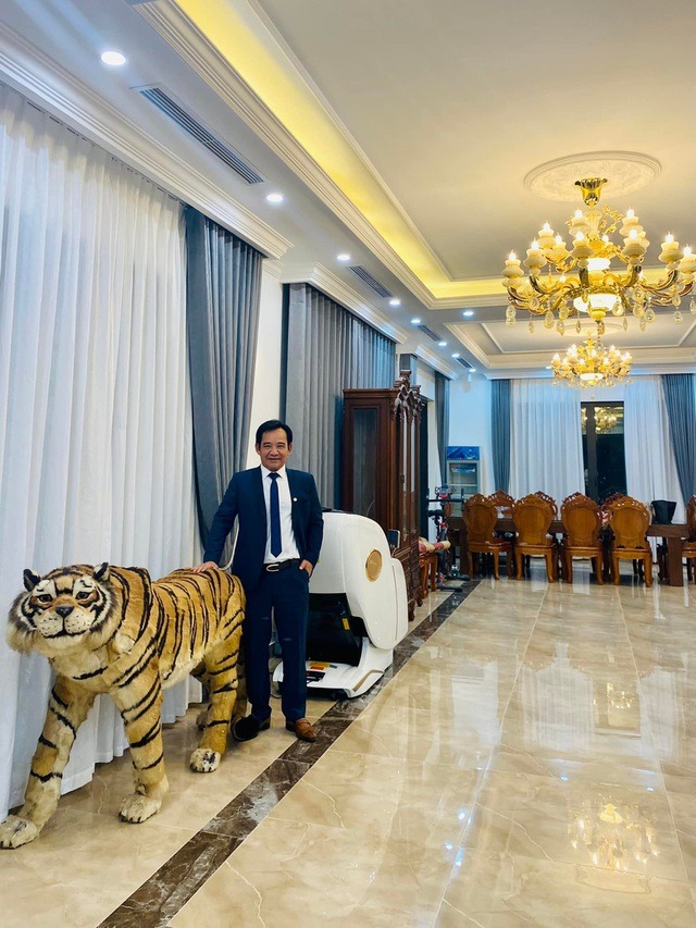 ‘Ông hoàng hài Tết’ sở hữu biệt thự bạc tỷ: Quy mô 1.000m2, kiến trúc cổ điển châu Âu- Ảnh 4. ‘Ông hoàng hài Tết’ sở hữu biệt thự bạc tỷ: Quy mô 1.000m2, kiến trúc cổ điển châu Âu- Ảnh 4.