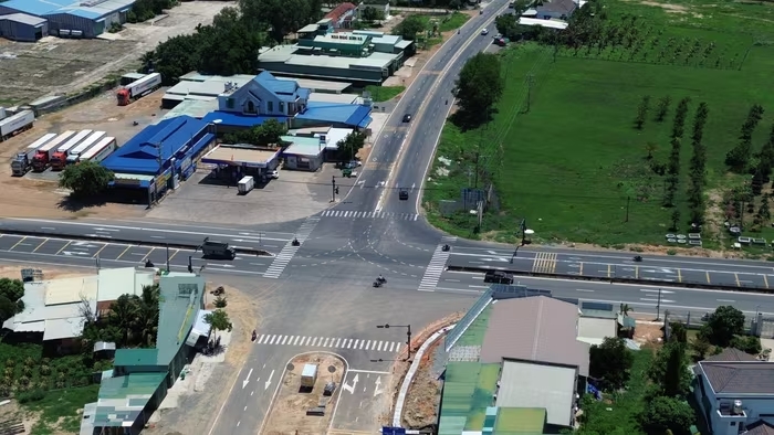 Khởi công xây dựng cầu vượt tại nút giao quốc lộ dài nhất Việt Nam và cao tốc Phan Thiết - Dầu Giây
- Ảnh 1. Khởi công xây dựng cầu vượt tại nút giao quốc lộ dài nhất Việt Nam và cao tốc Phan Thiết - Dầu Giây
- Ảnh 1.