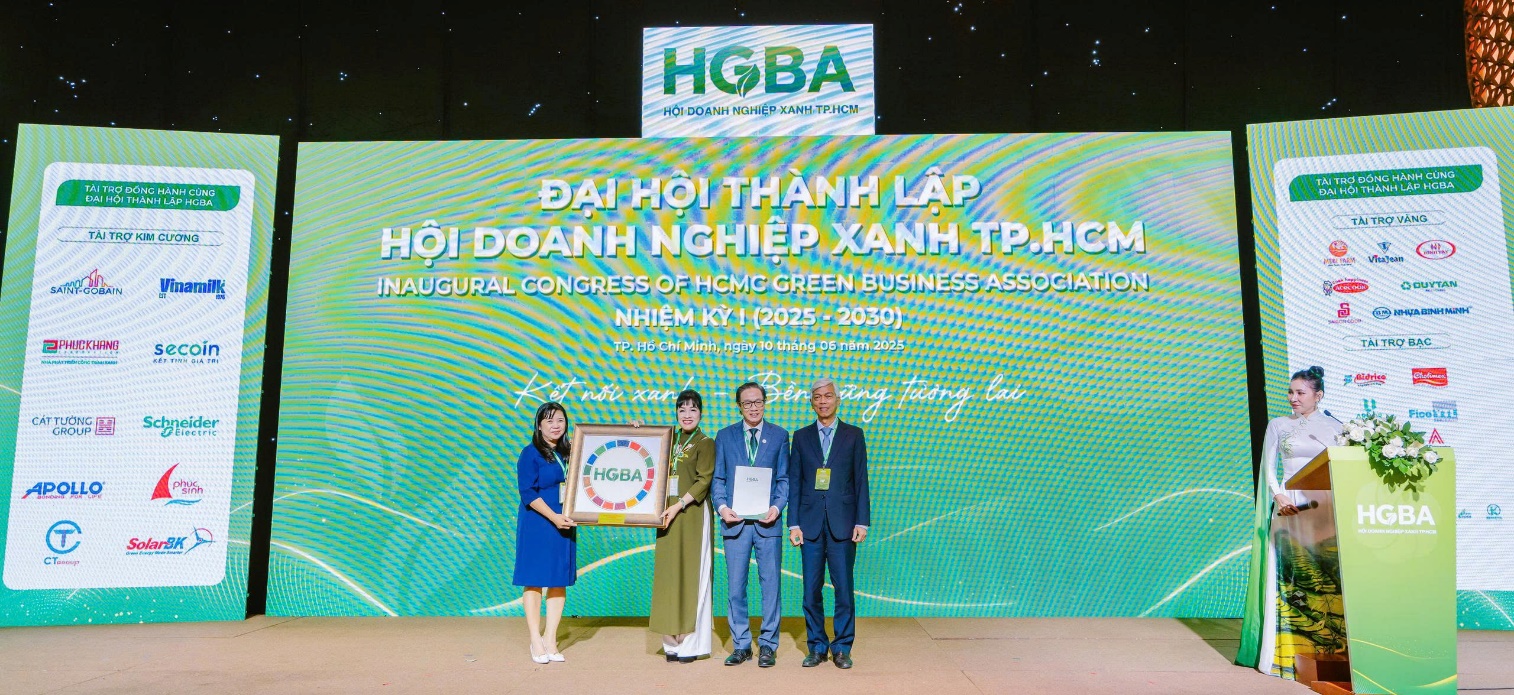 Doanh nghiệp xanh nâng tầm trách nhiệm cùng liên minh xanh- Ảnh 1. Ảnh có chứa văn bản, biểu ngữ, người, biển hiệu Nội dung do AI tạo ra có thể không chính xác.