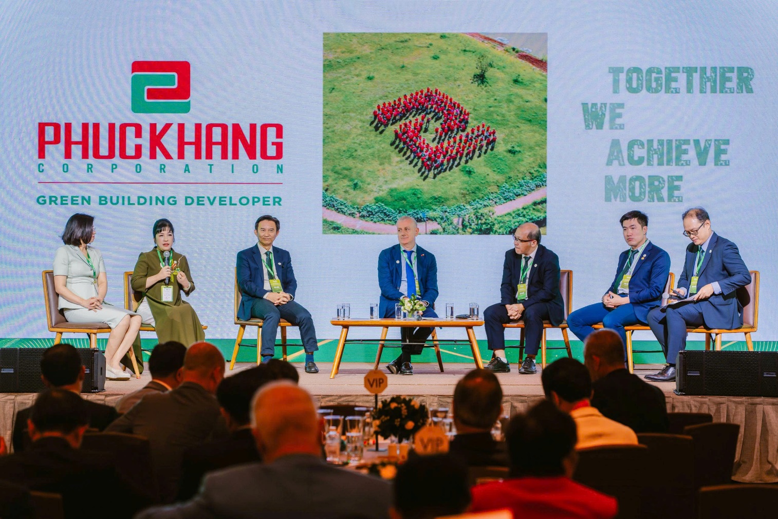 Doanh nghiệp xanh nâng tầm trách nhiệm cùng liên minh xanh- Ảnh 3. Ảnh có chứa trang phục, đàn ông, người, văn bản Nội dung do AI tạo ra có thể không chính xác.