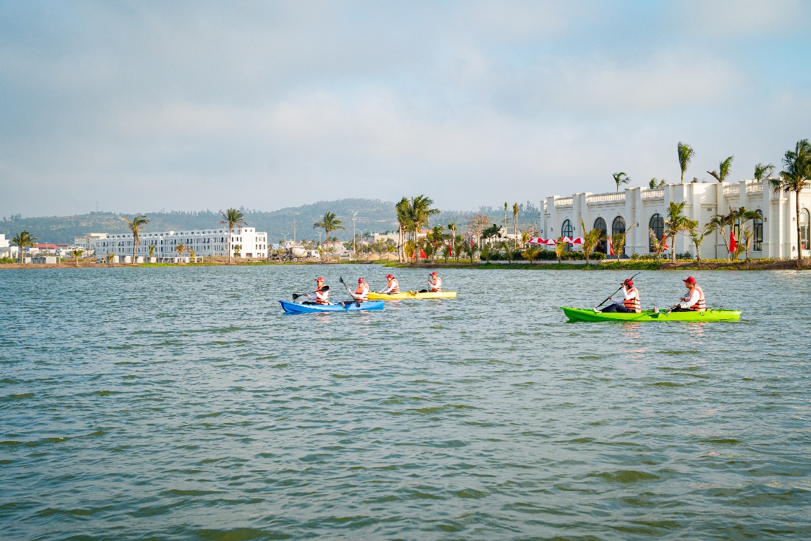 Đồ Sơn – điểm đến mới của phong cách sống nghỉ dưỡng 5 sao- Ảnh 1. People in kayaks on a lake AI-generated content may be incorrect.