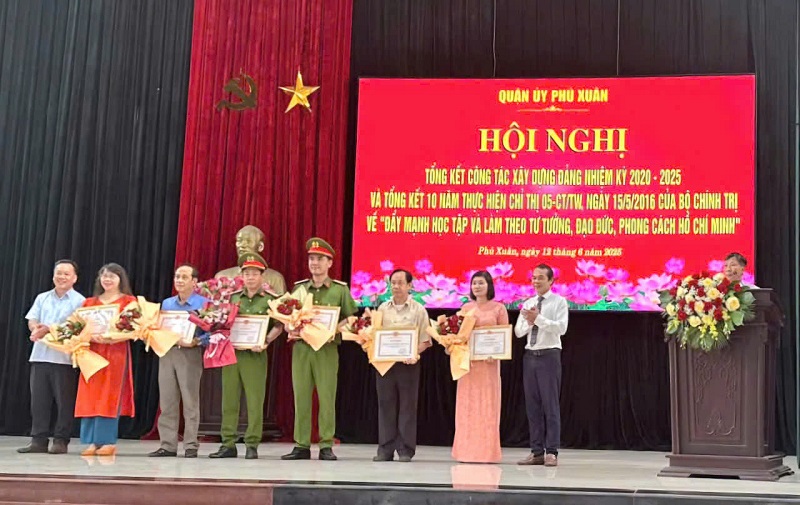 TP. Huế: Quận ủy Phú Xuân tổ chức Hội nghị tổng kết công tác xây dựng Đảng nhiệm kỳ 2020 - 2025- Ảnh 1. TP. Huế: Quận ủy Phú Xuân tổ chức Hội nghị tổng kết công tác xây dựng Đảng nhiệm kỳ 2020 - 2025- Ảnh 1.