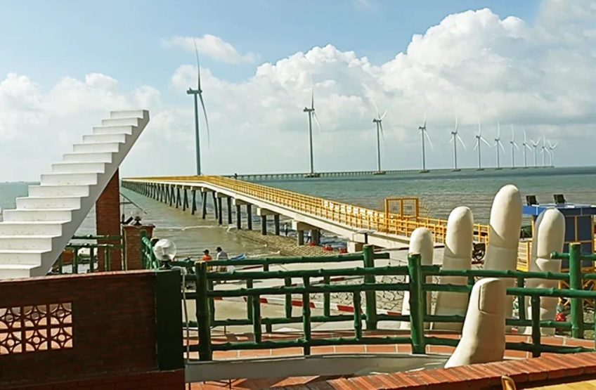 Bãi biển đặc biệt ở miền Tây Việt Nam gây ấn tượng với những cánh quạt điện gió khổng lồ- Ảnh 3. Bãi biển đặc biệt ở miền Tây Việt Nam gây ấn tượng với những cánh quạt điện gió khổng lồ- Ảnh 3.