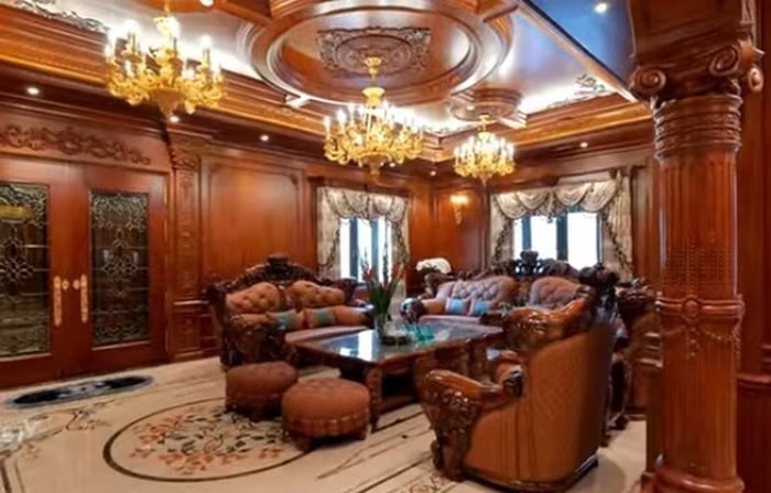 Bên trong ‘lâu đài gỗ quý’ của đại gia vùng biên: Cổng nhôm đúc, đèn dát vàng, hồ cá Koi tiền tỷ- Ảnh 3. Bên trong ‘lâu đài gỗ quý’ của đại gia vùng biên: Cổng nhôm đúc, đèn dát vàng, hồ cá Koi tiền tỷ- Ảnh 3.