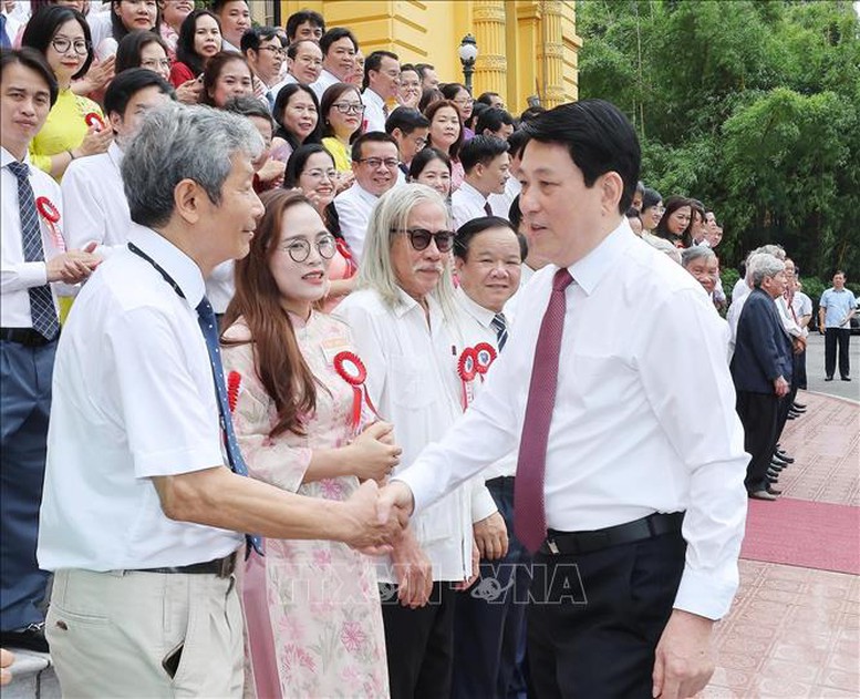 Chủ tịch nước: Báo chí phải luôn là người đồng hành tỉnh táo và tin cậy cùng đất nước bước vào kỷ nguyên mới- Ảnh 1. Chủ tịch nước: Báo chí phải luôn là người đồng hành tỉnh táo và tin cậy cùng đất nước bước vào kỷ nguyên mới- Ảnh 1.