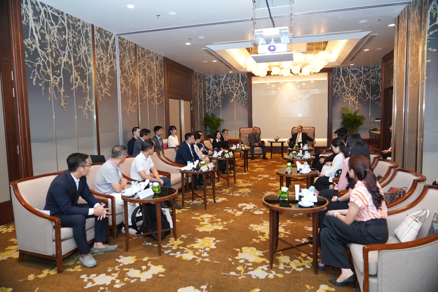 ROX iPark thúc đẩy hợp tác phát triển khu công nghiệp với đối tác Hong Kong và Thâm Quyến (Trung Quốc)- Ảnh 1. A group of people sitting in a room AI-generated content may be incorrect.