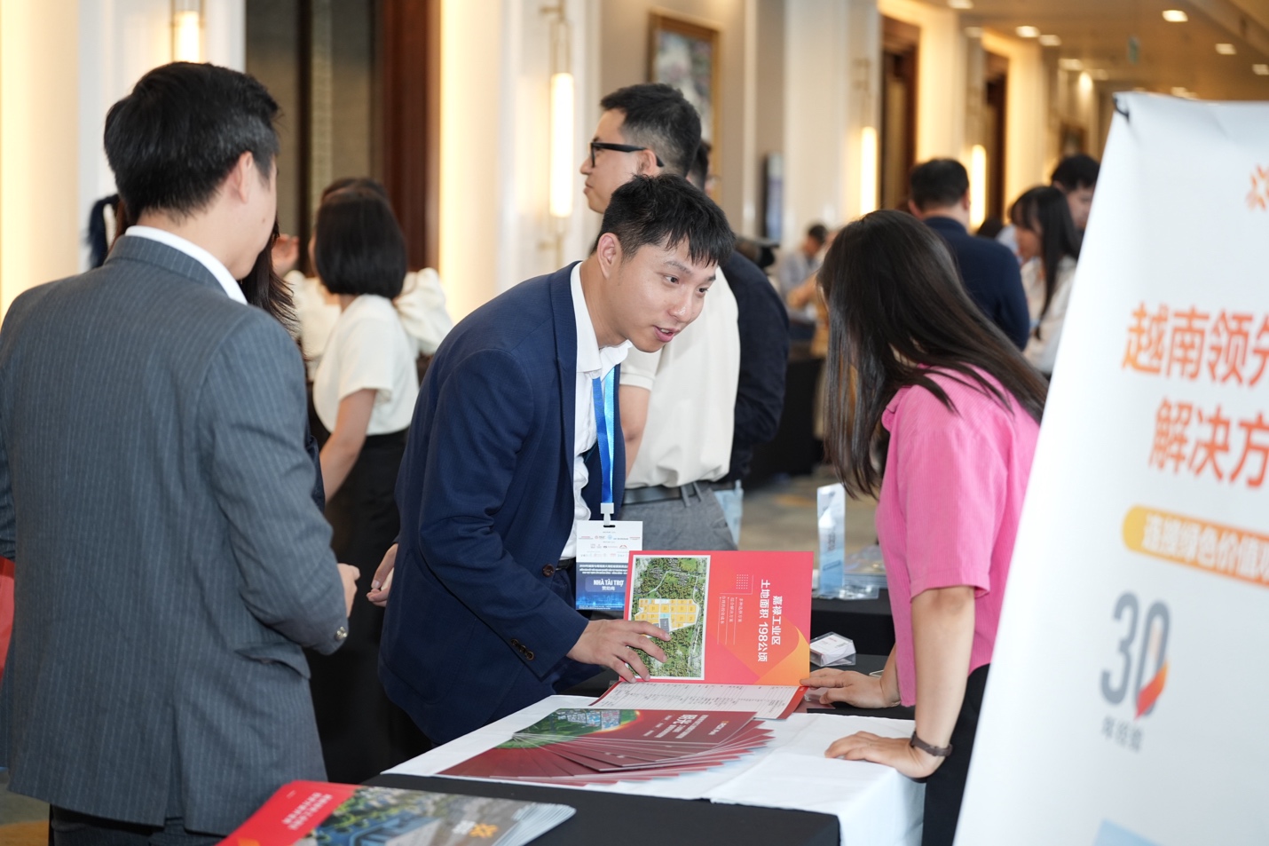 ROX iPark thúc đẩy hợp tác phát triển khu công nghiệp với đối tác Hong Kong và Thâm Quyến (Trung Quốc)- Ảnh 3. A group of people at a convention AI-generated content may be incorrect.