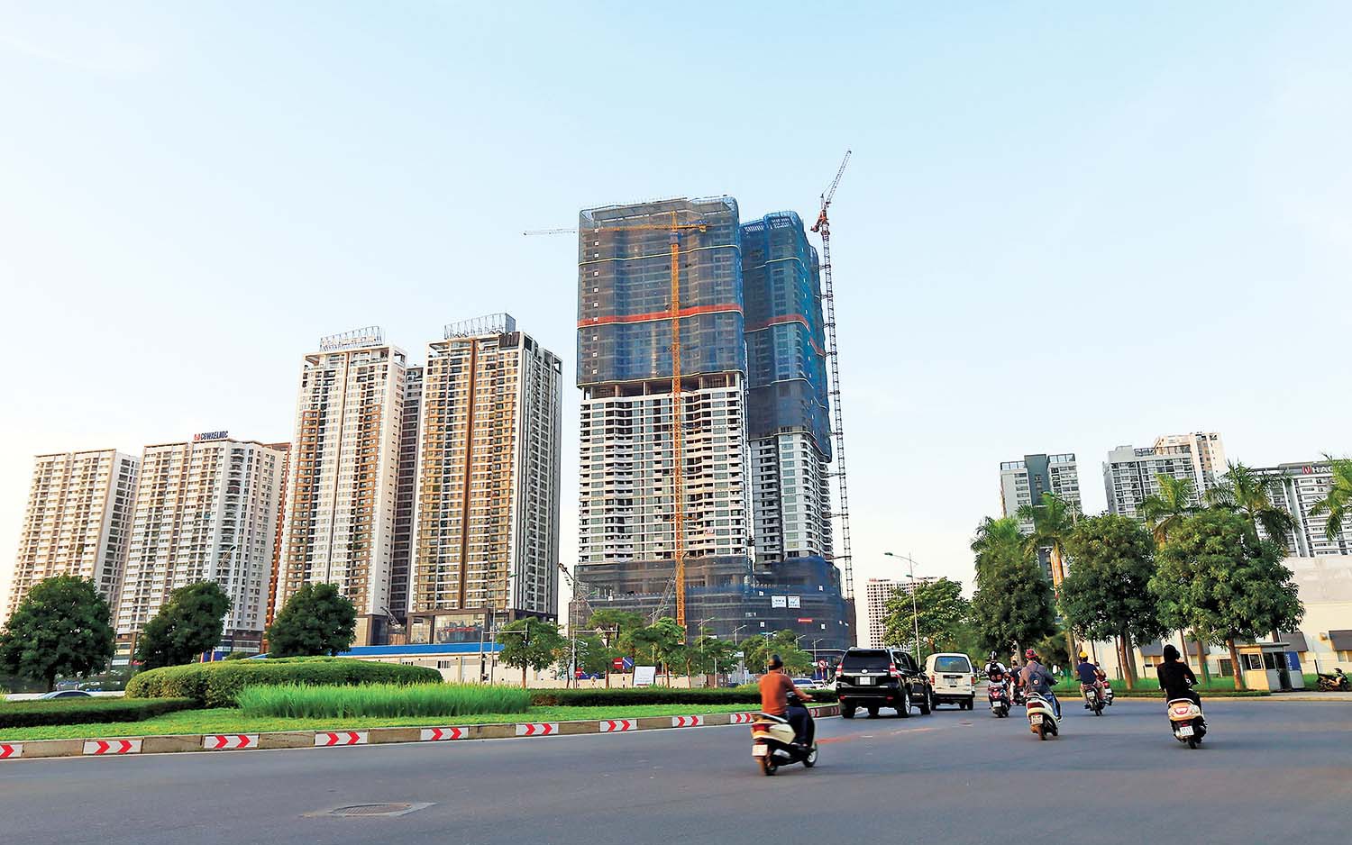 Chủ đầu tư ồ ạt ra hàng, vì sao giá nhà vẫn cao?