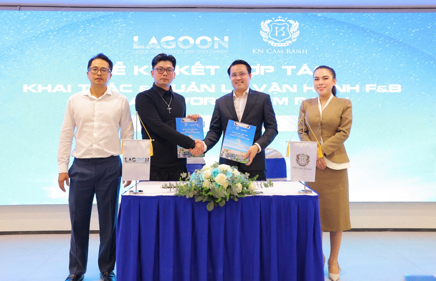 Tổ hợp ẩm thực - giải trí & nghỉ dưỡng 5* quốc tế sắp ra mắt tại CaraWorld- Ảnh 1. A group of people standing next to a table AI-generated content may be incorrect.
