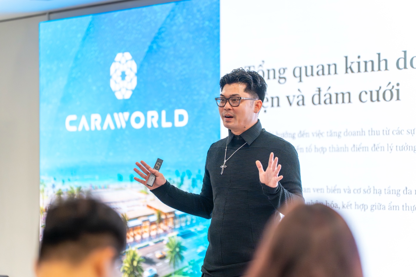 Tổ hợp ẩm thực - giải trí & nghỉ dưỡng 5* quốc tế sắp ra mắt tại CaraWorld- Ảnh 2. A person in a black shirt AI-generated content may be incorrect.