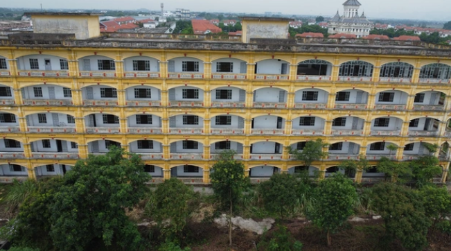 Cảnh hoang vắng tại ngôi trường đại học hơn 10ha vừa bị Bộ Giáo dục đình chỉ hoạt động- Ảnh 2. Cảnh hoang vắng tại ngôi trường đại học hơn 10ha vừa bị Bộ Giáo dục đình chỉ hoạt động- Ảnh 2.