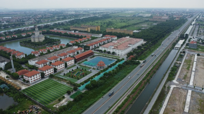 Cảnh hoang vắng tại ngôi trường đại học hơn 10ha vừa bị Bộ Giáo dục đình chỉ hoạt động- Ảnh 1. Cảnh hoang vắng tại ngôi trường đại học hơn 10ha vừa bị Bộ Giáo dục đình chỉ hoạt động- Ảnh 1.