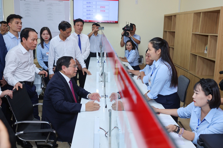 Thủ tướng: Tuyệt đối không để người dân "sợ hay ngại" khi đến cơ quan công quyền- Ảnh 2. Thủ tướng: Tuyệt đối không để người dân "sợ hay ngại" khi đến cơ quan công quyền- Ảnh 2.