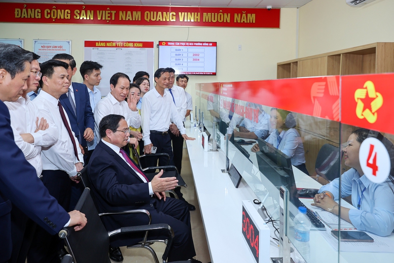 Thủ tướng: Tuyệt đối không để người dân "sợ hay ngại" khi đến cơ quan công quyền- Ảnh 3. Thủ tướng: Tuyệt đối không để người dân "sợ hay ngại" khi đến cơ quan công quyền- Ảnh 3.