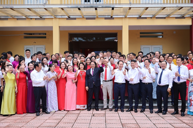 Thủ tướng: Tuyệt đối không để người dân "sợ hay ngại" khi đến cơ quan công quyền- Ảnh 7. Thủ tướng: Tuyệt đối không để người dân "sợ hay ngại" khi đến cơ quan công quyền- Ảnh 7.