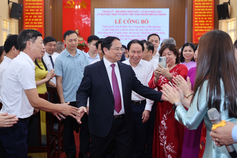 Thủ tướng: Tuyệt đối không để người dân "sợ hay ngại" khi đến cơ quan công quyền- Ảnh 4. Thủ tướng: Tuyệt đối không để người dân "sợ hay ngại" khi đến cơ quan công quyền- Ảnh 4.