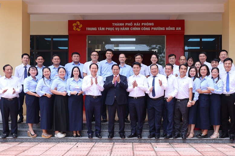 Thủ tướng: Tuyệt đối không để người dân "sợ hay ngại" khi đến cơ quan công quyền- Ảnh 6. Thủ tướng: Tuyệt đối không để người dân "sợ hay ngại" khi đến cơ quan công quyền- Ảnh 6.