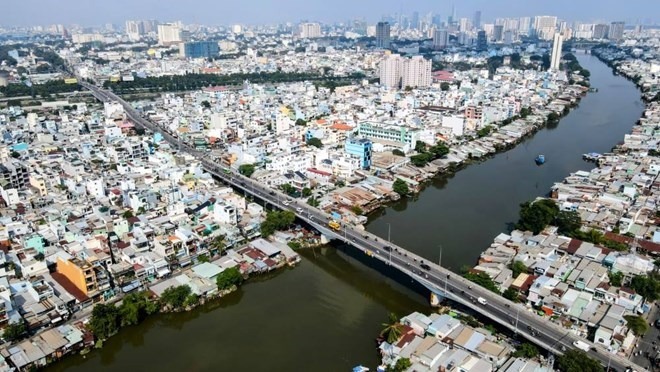 TP. HCM chuẩn bị di dời gần 15.000 căn nhà của 10 phường, 'lột xác' 8 tuyến kênh ô nhiễm giữa lòng đô thị- Ảnh 1. TP. HCM chuẩn bị di dời gần 15.000 căn nhà của 10 phường, 'lột xác' 8 tuyến kênh ô nhiễm giữa lòng đô thị- Ảnh 1.
