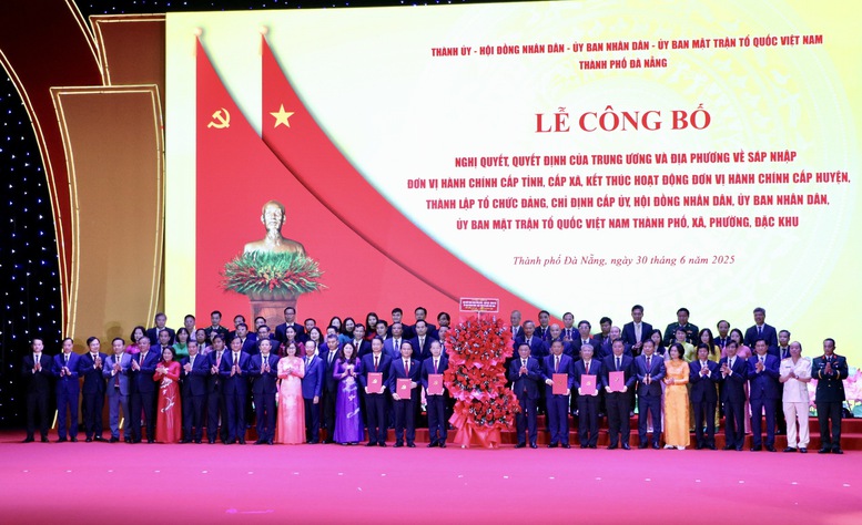 Đà Nẵng long trọng tổ chức Lễ công bố Nghị quyết, Quyết định về sáp nhập đơn vị hành chính: Dấu mốc lịch sử trong tiến trình đổi mới bộ máy chính quyền- Ảnh 3. Đà Nẵng long trọng tổ chức Lễ công bố Nghị quyết, Quyết định về sáp nhập đơn vị hành chính: Dấu mốc lịch sử trong tiến trình đổi mới bộ máy chính quyền- Ảnh 3.