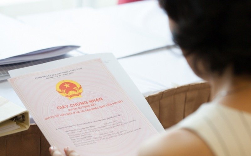 Từ bây giờ, thửa đất nằm trên địa bàn 2 xã có được cấp sổ đỏ không?- Ảnh 1. Từ bây giờ, thửa đất nằm trên địa bàn 2 xã có được cấp sổ đỏ không?- Ảnh 1.
