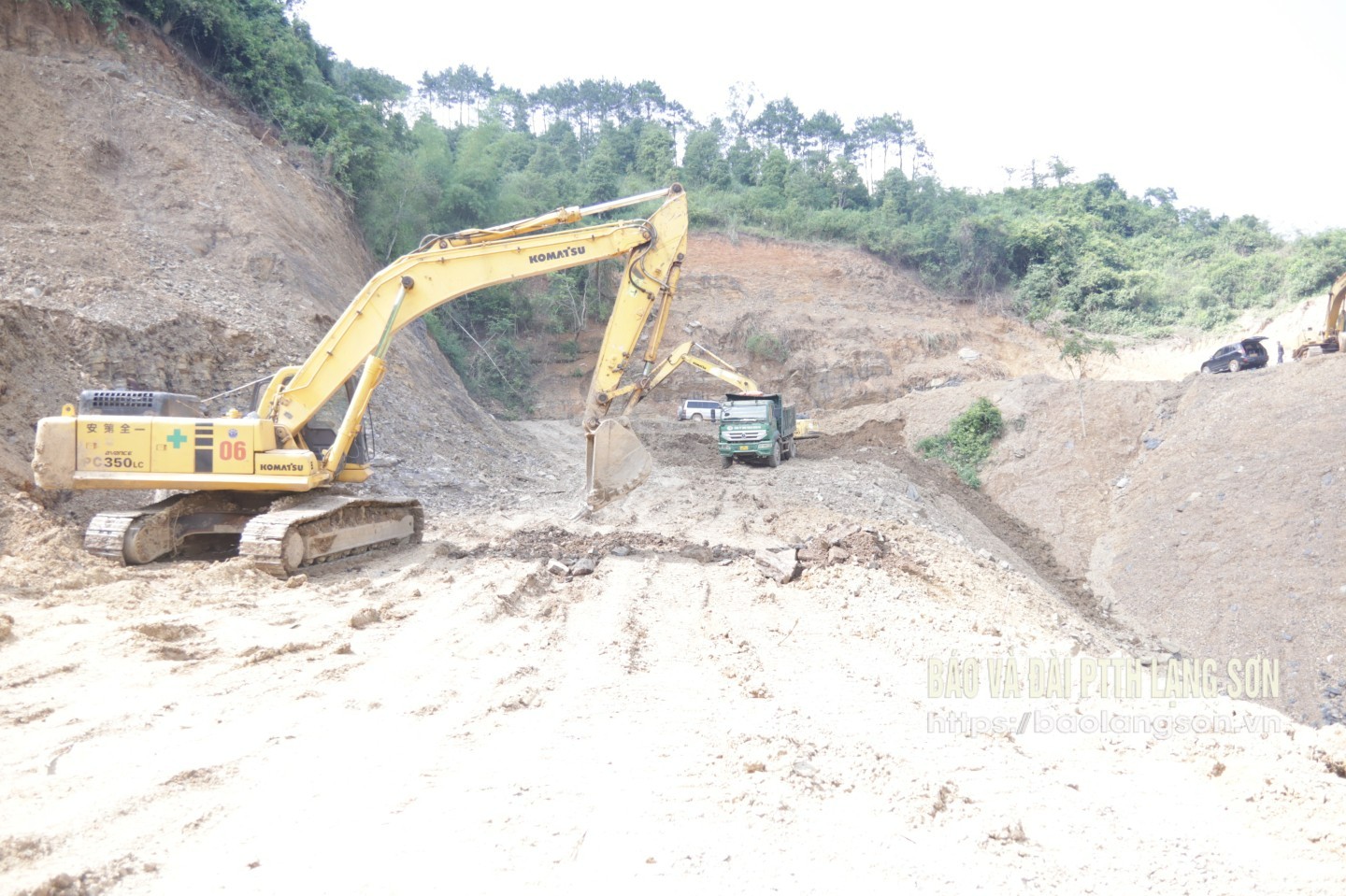 Lạng Sơn: Vượt nắng thắng mưa trên công trường- Ảnh 1. Lạng Sơn: Vượt nắng thắng mưa trên công trường- Ảnh 1.