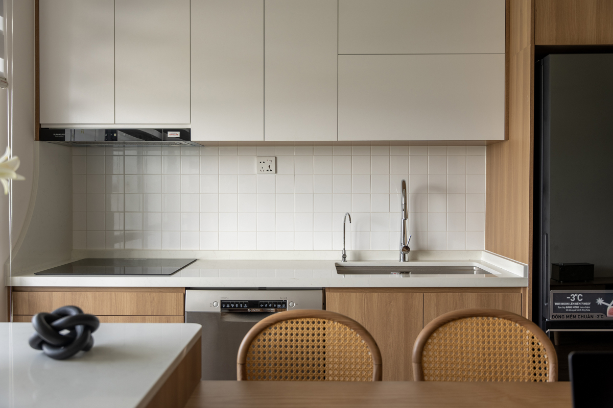 Đưa bếp vào trung tâm căn hộ 61 m2 với 200 triệu đồng- Ảnh 3. Đưa bếp vào trung tâm căn hộ 61 m2 với 200 triệu đồng- Ảnh 3.