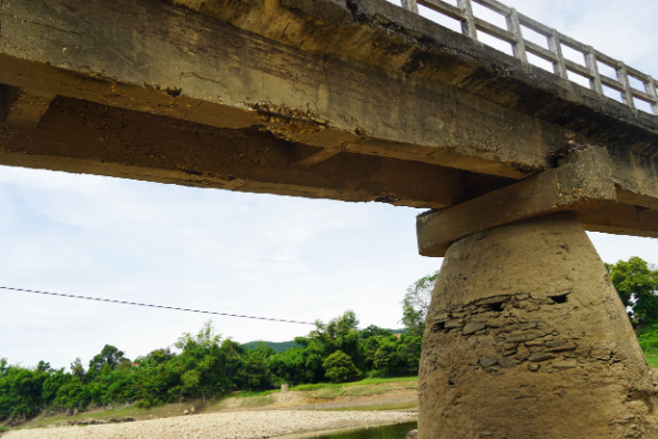 Cây cầu hơn 30 năm tuổi tại tỉnh hẹp nhất Việt Nam nguy cơ đổ sập- Ảnh 1. Cây cầu hơn 30 năm tuổi tại tỉnh hẹp nhất Việt Nam nguy cơ đổ sập- Ảnh 1.