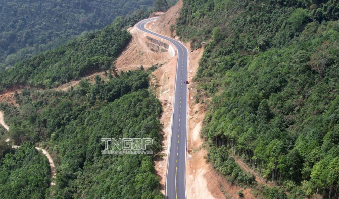 Cung đường 3.700 tỷ mở lối đến hồ nước ngọt tự nhiên lớn nhất cả nước và lọt top thế giới, thời gian giảm 1 nửa- Ảnh 1. Cung đường 3.700 tỷ mở lối đến hồ nước ngọt tự nhiên lớn nhất cả nước và lọt top thế giới, thời gian giảm 1 nửa- Ảnh 1.