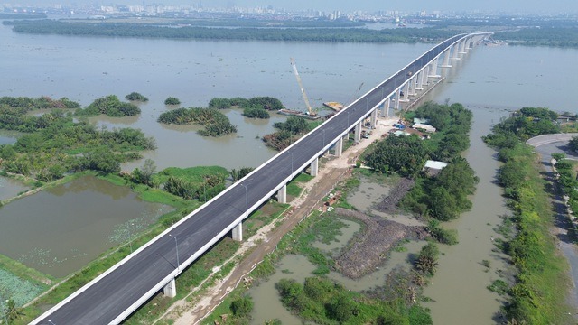 Chỉ một tháng nữa, sẽ thông xe cây cầu lớn nhất trên trục huyết mạch 75.000 tỷ, phá thế cô lập loạt dự án- Ảnh 3.