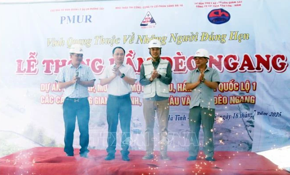 Hầm đường bộ xuyên núi kết nối 2 tỉnh hẹp ngang của Việt Nam chính thức được đào thông- Ảnh 1.